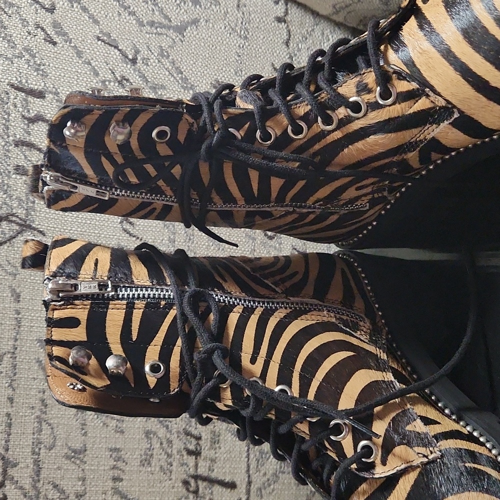 Aqua Women’s Tiger Print Jax Studded Hiker Combat Boots Lace Up Round Toe - Picture 4 of 5
